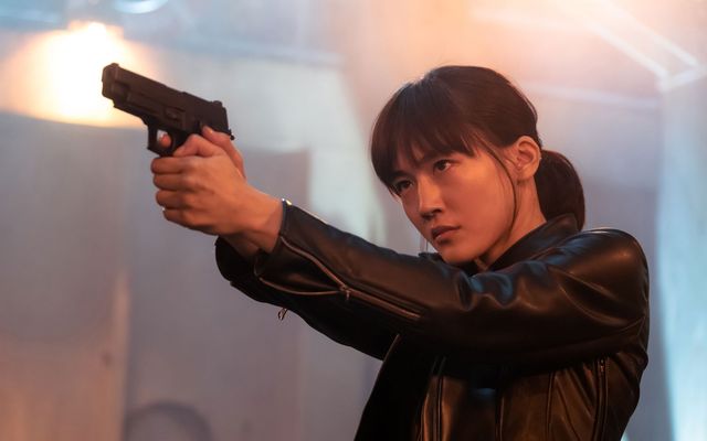 綾瀬はるか、薬指の指輪を見つめ…映画『奥様は、取り扱い注意』場面カット（2枚目）