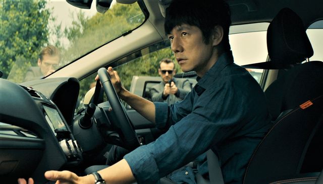 綾瀬はるか、薬指の指輪を見つめ…映画『奥様は、取り扱い注意』場面カット（3枚目）