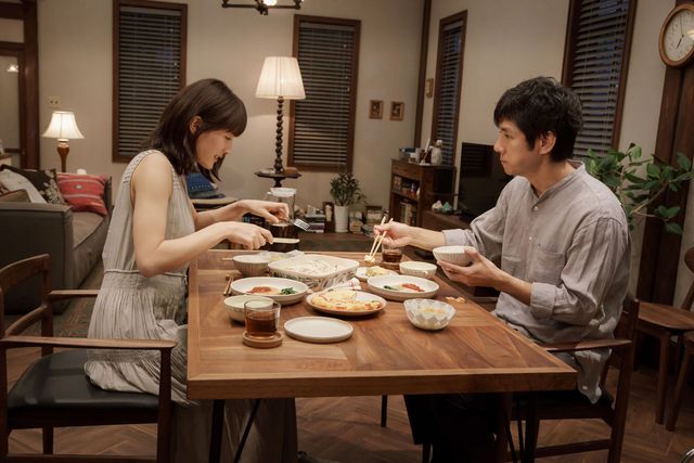 綾瀬はるか、薬指の指輪を見つめ…映画『奥様は、取り扱い注意』場面カット（7枚目）