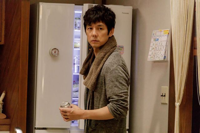 綾瀬はるか、薬指の指輪を見つめ…映画『奥様は、取り扱い注意』場面カット（8枚目）