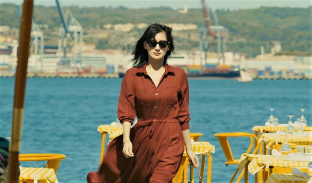 綾瀬はるか、薬指の指輪を見つめ…映画『奥様は、取り扱い注意』場面カット（10枚目）