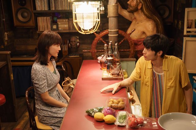 綾瀬はるか、薬指の指輪を見つめ…映画『奥様は、取り扱い注意』場面カット（11枚目）