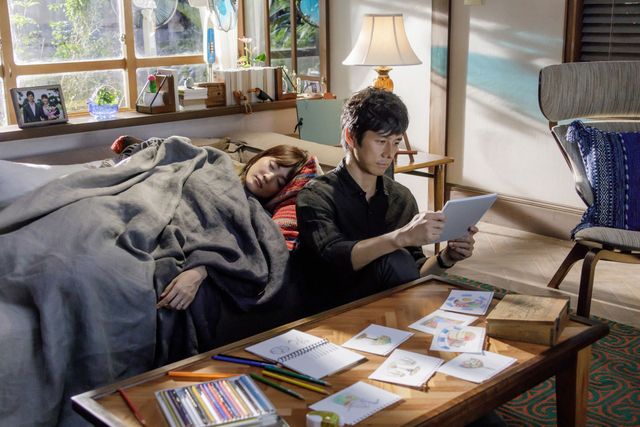 綾瀬はるか、薬指の指輪を見つめ…映画『奥様は、取り扱い注意』場面カット（12枚目）