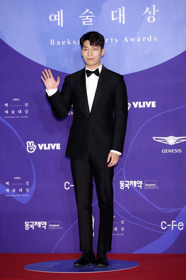 「イカゲーム」で注目！ウィ・ハジュンの笑顔（3枚目）