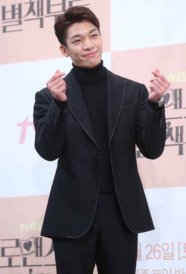 「イカゲーム」で注目！ウィ・ハジュンの笑顔（4枚目）