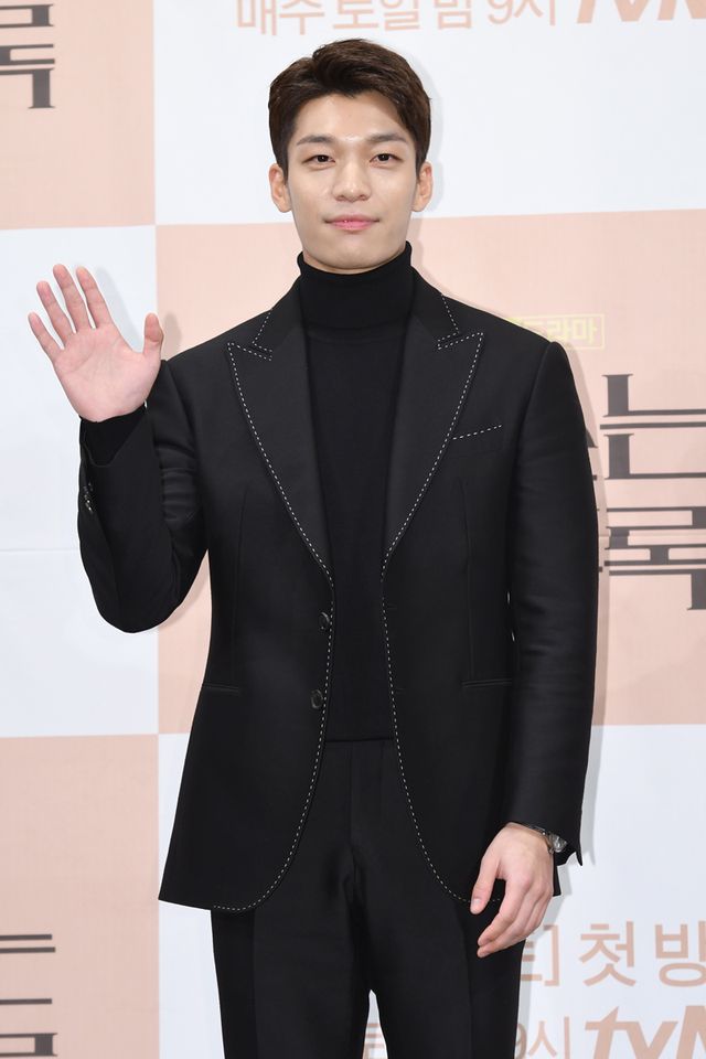 「イカゲーム」で注目！ウィ・ハジュンの笑顔（5枚目）