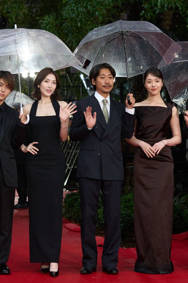 唐田えりか＆知英、美しいデコルテ“魅せ”ドレスで魅了！（3枚目）