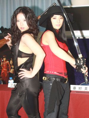 黒ブラがセクシーな亜紗美と赤いボンデージ姿がクールビューティの三輪