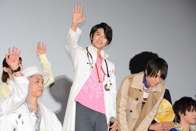 御成役・柳喬之、JK役の土屋シオンも登場！映画『仮面ライダー平成ジェネレーションズ FINAL ビルド＆エグゼイドwithレジェンドライダー』初日舞台あいさつ（35枚目）