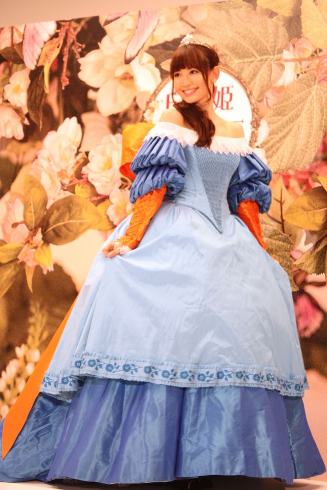 小嶋陽菜が白雪姫に！映画『白雪姫と鏡の女王』CMオピニオン就任発表会フォトギャラリー（3枚目）