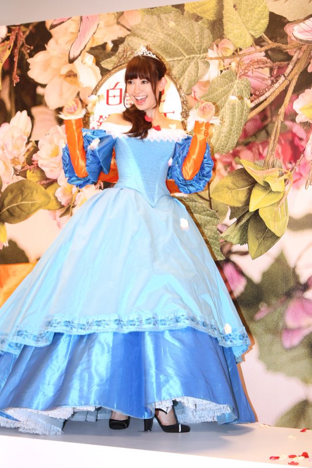 小嶋陽菜が白雪姫に！映画『白雪姫と鏡の女王』CMオピニオン就任発表会フォトギャラリー（4枚目）