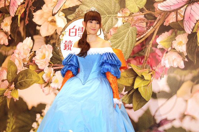 小嶋陽菜が白雪姫に！映画『白雪姫と鏡の女王』CMオピニオン就任発表会フォトギャラリー（5枚目）
