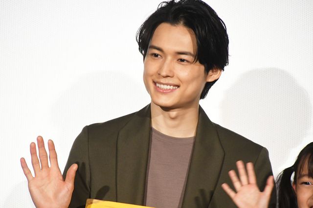 松村北斗、さわやかなほほ笑み！映画『すずめの戸締まり』御礼“お返し申す”舞台あいさつ：フォトギャラリー