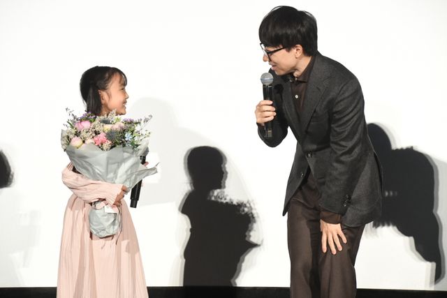 松村北斗、さわやかなほほ笑み！映画『すずめの戸締まり』御礼“お返し申す”舞台あいさつ（12枚目）