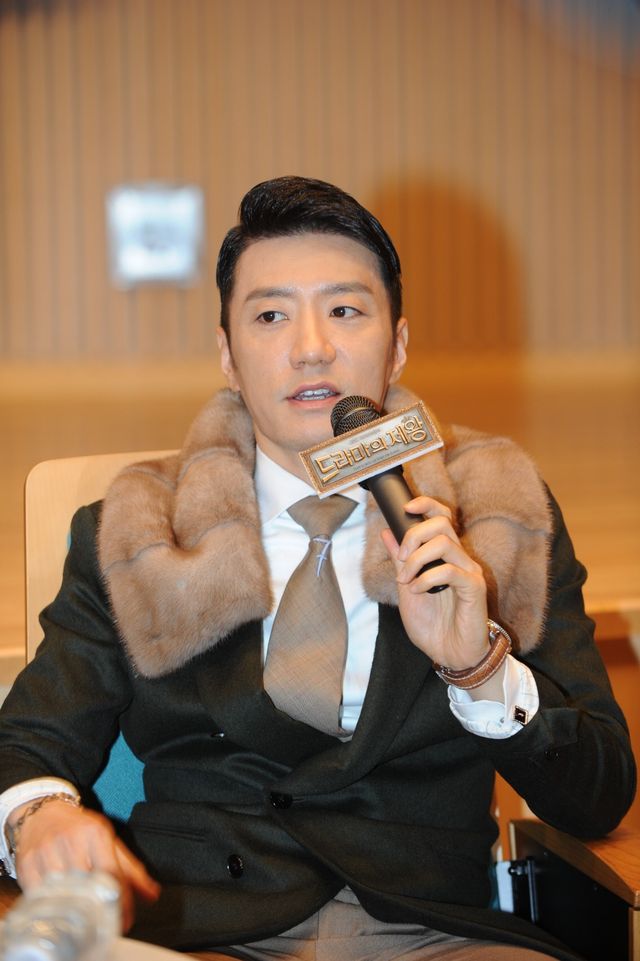 SUPER JUNIORシウォン、「ドラマの帝王」でのナルシストぶりに母親も心配＜韓国JPICTURES＞（4枚目）