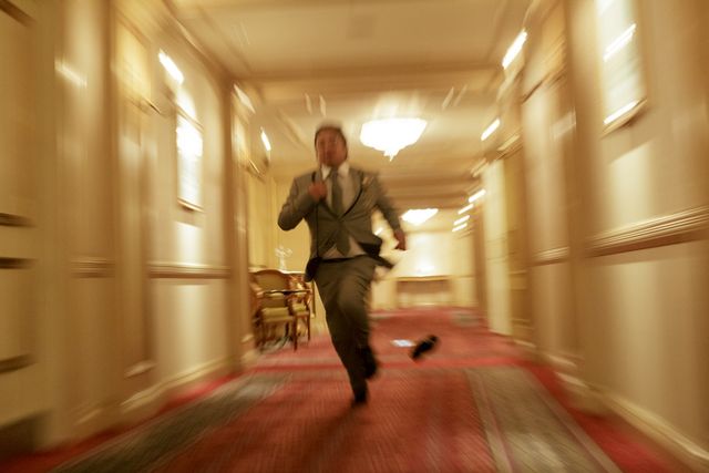 ロバート秋山“清純派女優”になりきり！「クリエイターズ・ファイル GOLD」場面カット（6枚目）