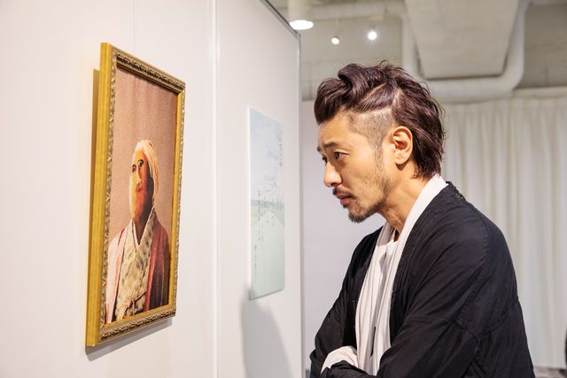 ロバート秋山“清純派女優”になりきり！「クリエイターズ・ファイル GOLD」場面カット（8枚目）