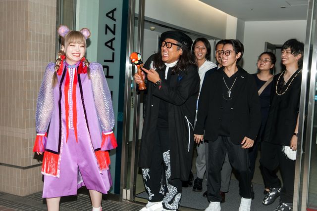 ロバート秋山“清純派女優”になりきり！「クリエイターズ・ファイル GOLD」場面カット（12枚目）