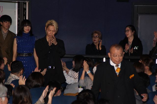 笑福亭鶴瓶、綾野剛、小松菜奈、公開初日を鏡開きでお祝い！：フォトギャラリー