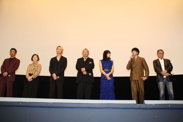 笑福亭鶴瓶、綾野剛、小松菜奈、公開初日を鏡開きでお祝い！（6枚目）