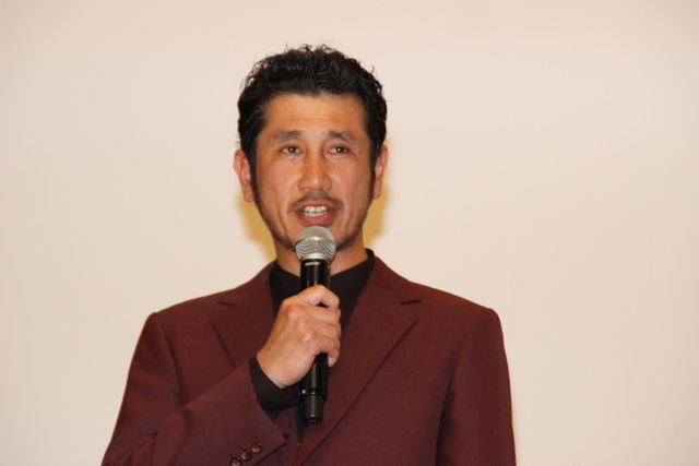 笑福亭鶴瓶、綾野剛、小松菜奈、公開初日を鏡開きでお祝い！（7枚目）