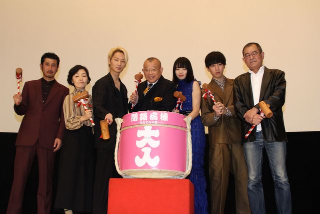 笑福亭鶴瓶、綾野剛、小松菜奈、公開初日を鏡開きでお祝い！（9枚目）