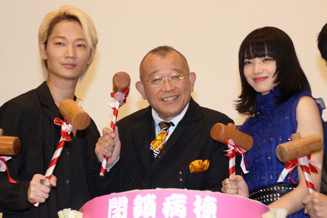 笑福亭鶴瓶、綾野剛、小松菜奈、公開初日を鏡開きでお祝い！（11枚目）