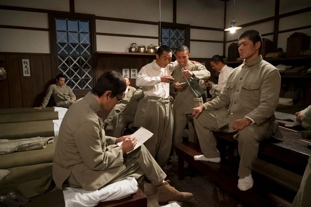 班員たちを描く嵩（北村匠海）…「あんぱん」第11週「軍隊は大きらい、だけど」第55回（3枚目）