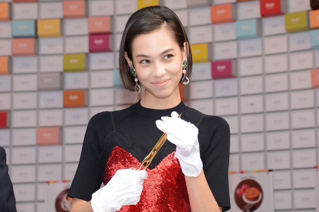 水原希子、キュートなワンピース姿で登場！「DARS Chocolat」Boutiqueオープニングセレモニー写真ギャラリー（4枚目）