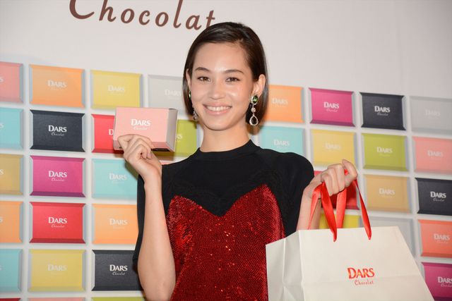 水原希子、キュートなワンピース姿で登場！「DARS Chocolat」Boutiqueオープニングセレモニー写真ギャラリー（11枚目）