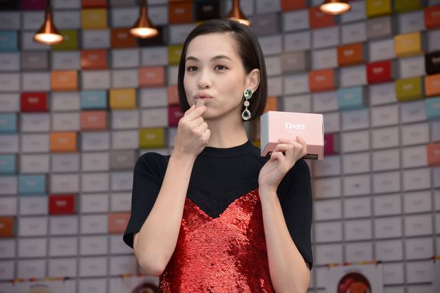 水原希子、キュートなワンピース姿で登場!「DARS Chocolat」Boutiqueオープニングセレモニー写真ギャラリー