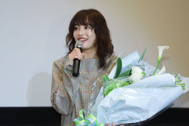 広瀬すずをサプライズでお祝い！李相日監督から花束：フォトギャラリー