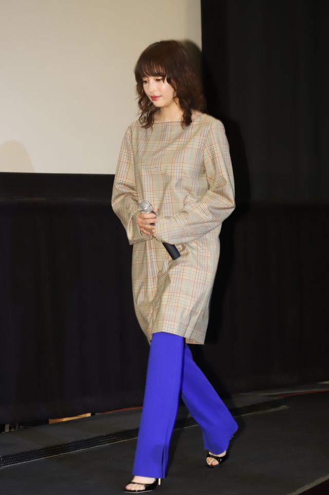 広瀬すずをサプライズでお祝い！李相日監督から花束（3枚目）