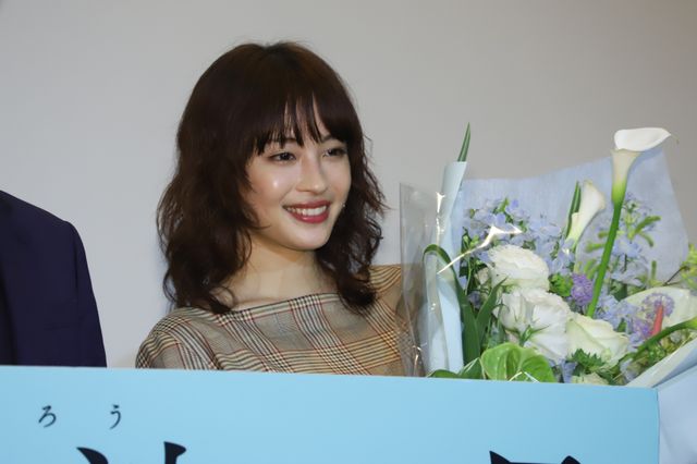 広瀬すずをサプライズでお祝い！李相日監督から花束（9枚目）