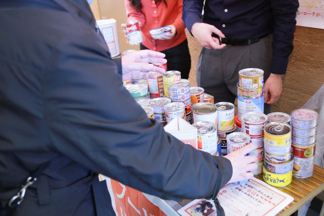 ケン・ローチ最新作上映館で困った人のために集めた缶詰が山積み！　映画ができるチャリティーの形　画像ギャラリー：フォトギャラリー