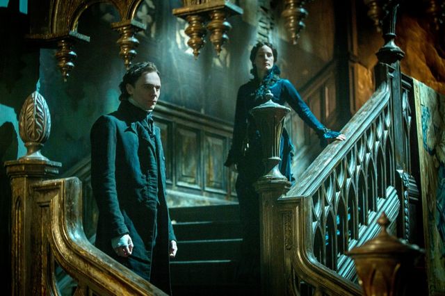 トム・ヒドルストンがミア・ワシコウスカを口説く…麗しのワルツシーン（2枚目）