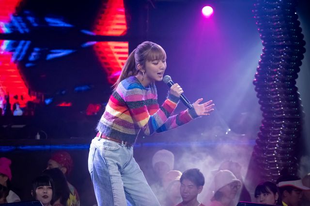 「パリピ孔明」歌姫・月見英子のパフォーマンス姿（2枚目）