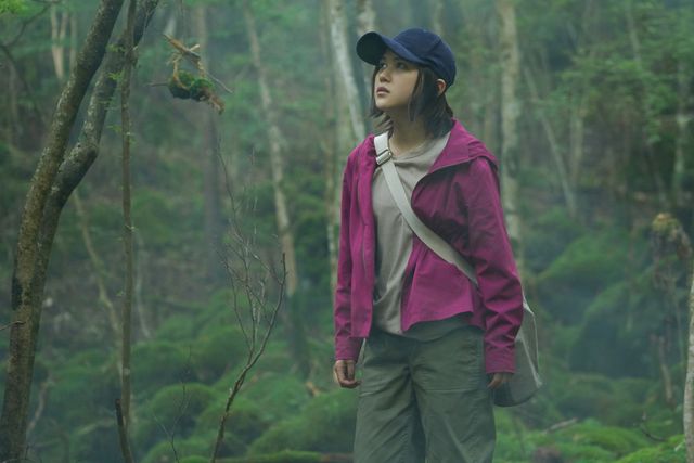 安達祐実の見つめる先には…映画『樹海村』場面カット（6枚目）