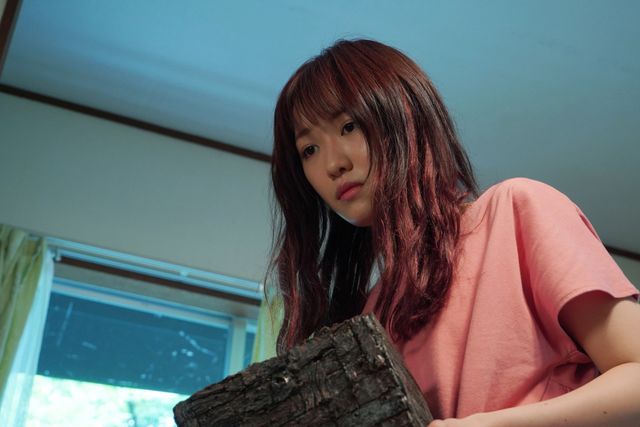 安達祐実の見つめる先には…映画『樹海村』場面カット（7枚目）