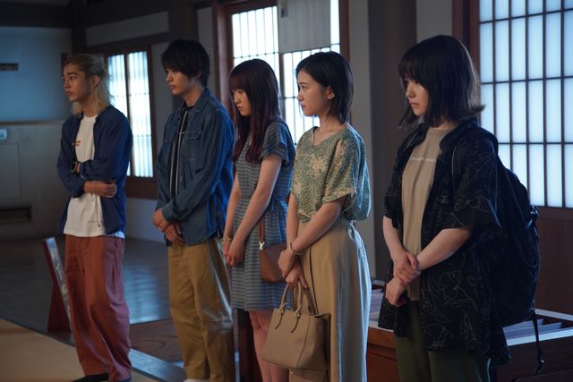 安達祐実の見つめる先には…映画『樹海村』場面カット（11枚目）