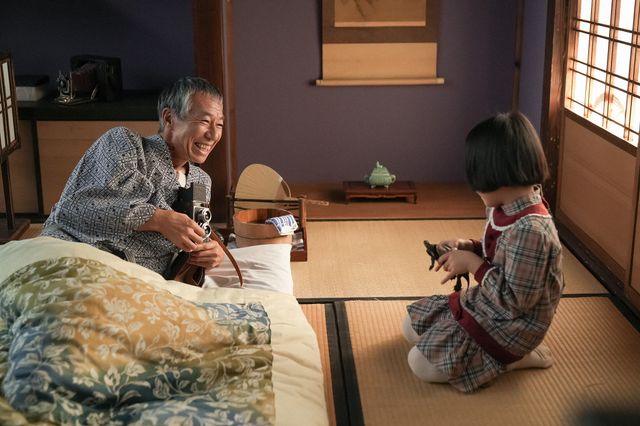 愛子が梅吉の部屋で…「ブギウギ」第110回の場面写真：フォトギャラリー