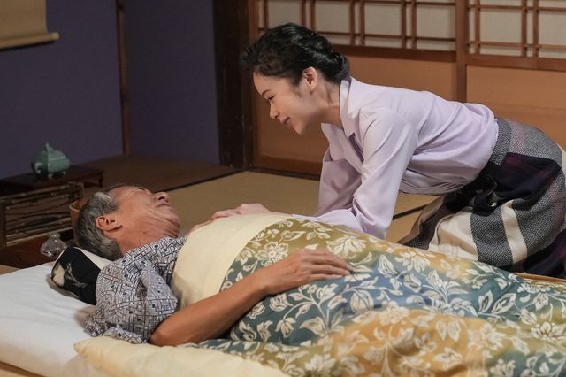 愛子が梅吉の部屋で…「ブギウギ」第110回の場面写真（4枚目）