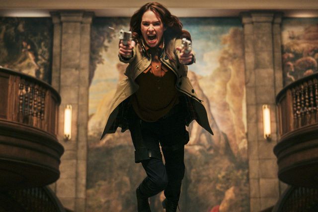 『アベンジャーズ』女優カレン・ギランが出演！『ガンパウダー・ミルクシェイク』場面写真（6枚目）