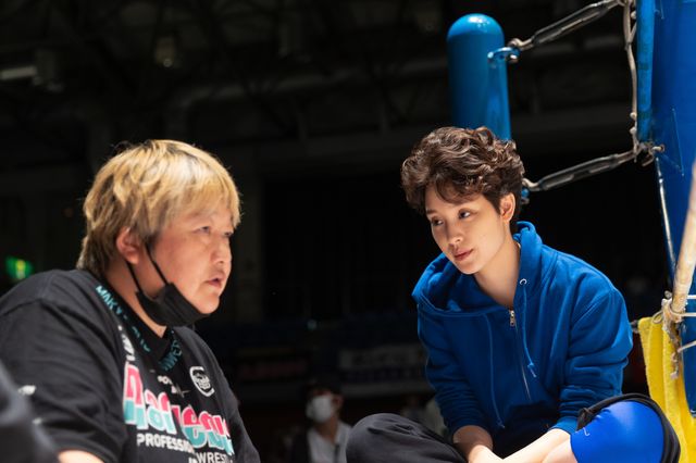 「極悪女王」ゆりやん・唐田えりか・剛力彩芽らメイキング写真＜6枚＞（6枚目）