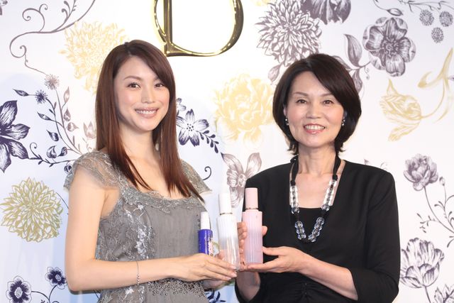 エビちゃん、おなかふっくら！実母と初共演　フォトギャラリー（2枚目）