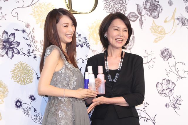 エビちゃん、おなかふっくら！実母と初共演　フォトギャラリー（5枚目）