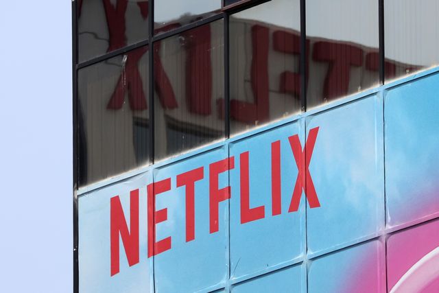 10月31日、米動画配信大手Netflixは、オリジナルの新作映画3作品について、ストリーミング配信する前に一部劇場で先行上映すると発表した。写真は同社ロゴ。ハリウッドで7月撮影