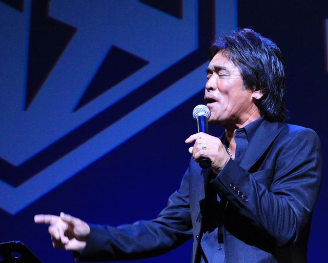 松崎しげる、迷曲「寿司のメモリー」熱唱　画像ギャラリー：フォトギャラリー