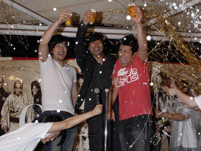 ビールかけ用の服に着替えた紀里谷和明監督（左）、ゴリ（右）。江口洋介は舞台あいさつと同じスーツ