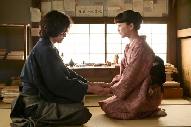 【画像7枚】朝ドラ「風、薫る」りん（見上愛）がシマケン（佐野晶哉）の手を握って…第104回場面写真：フォトギャラリー